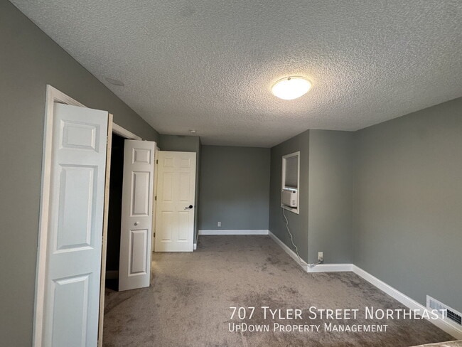 Building Photo - 707 Tyler St NE