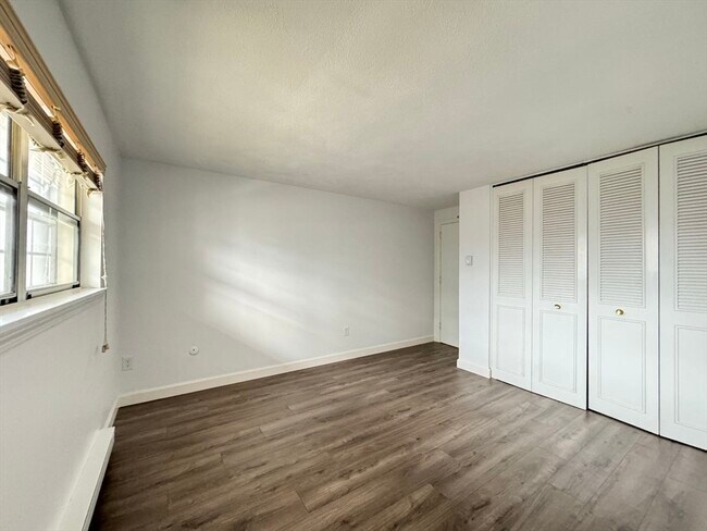 Building Photo - 36 Greentree Ln