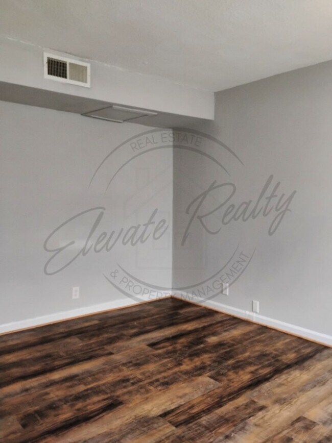 Building Photo - Two Bedroom Townhouse in North Nashville!