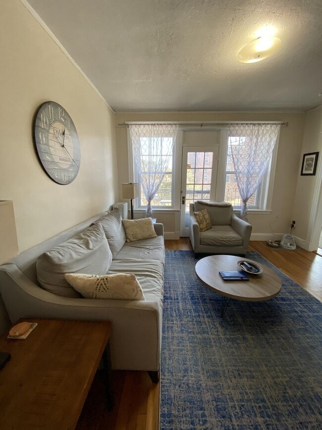 Building Photo - Charming 2-Bed, 1-Bath Available for June 1st - Heat/Hot Water Incl