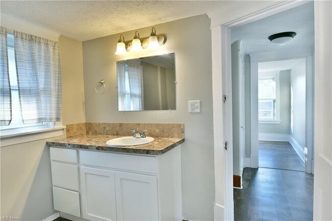 Building Photo - 781 Oak Knoll Ave SE