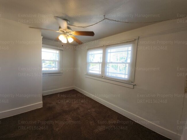 Building Photo - Move in ready. 3 bedrooms/ 1.5 bath, yard,...