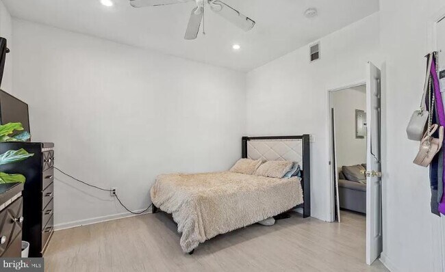 Building Photo - 2606 W Girard Ave