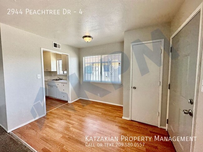 Building Photo - Upstairs 2-Bedroom 1-Bath Louis Park Estat...