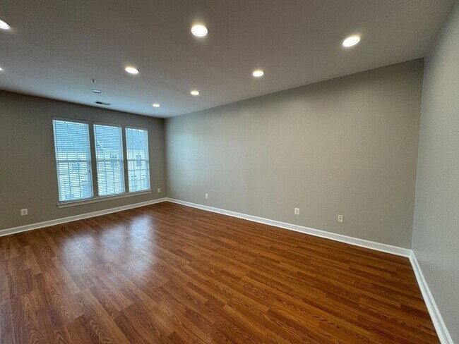 Building Photo - Stunning 3 Bed 2.5 Townhome In Amenity-Ric...