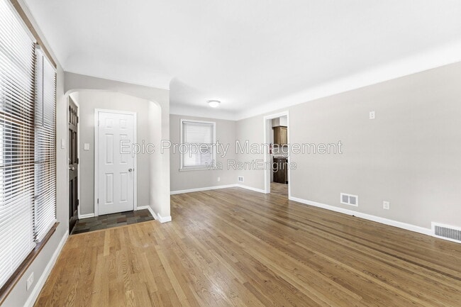 Building Photo - 812 Riverbank St