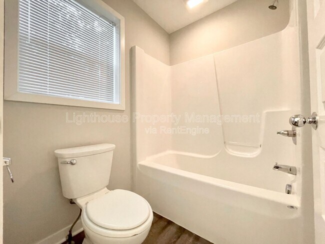 Building Photo - 303 Baldwin St