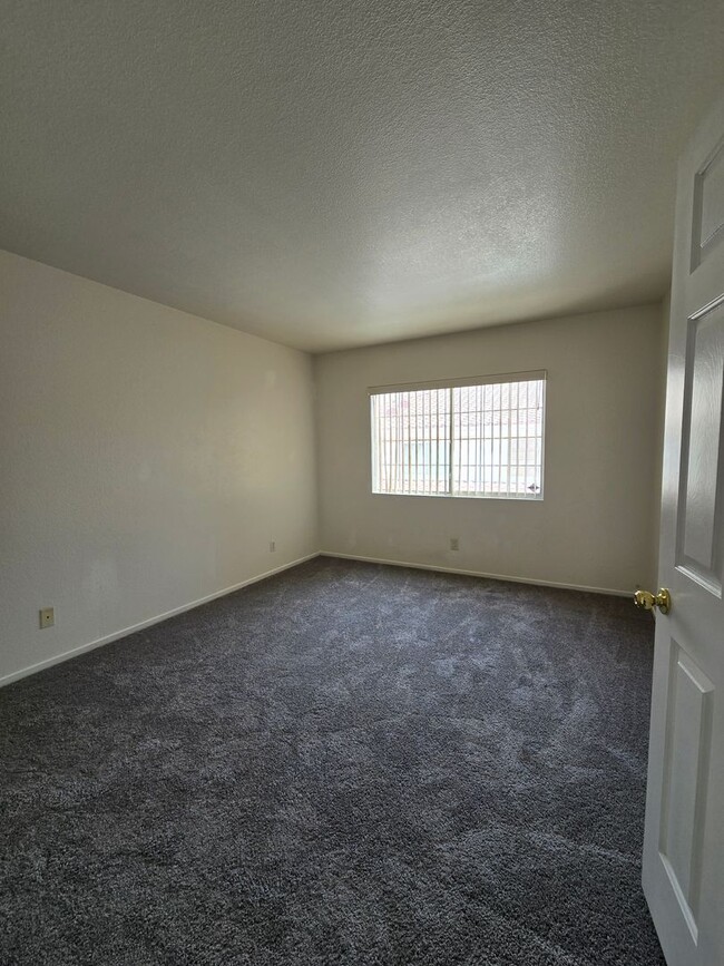 Building Photo - Fabulous 2-Bedroom partially furnished tow...