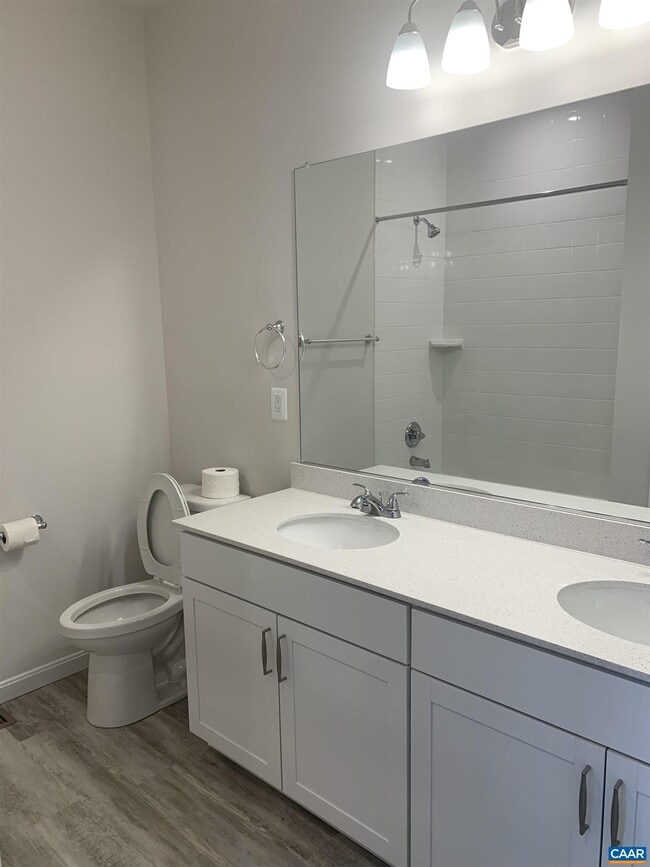 Building Photo - 758 Round Hill Rd