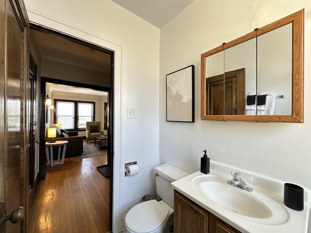 Building Photo - 1911 W Larchmont Ave