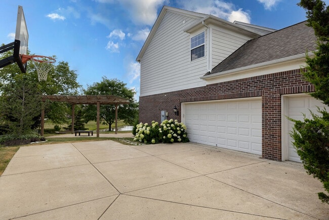Building Photo - 8965 Snowberry Court