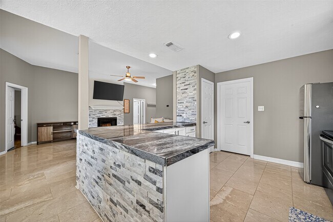Building Photo - 6719 Woodland Oaks
