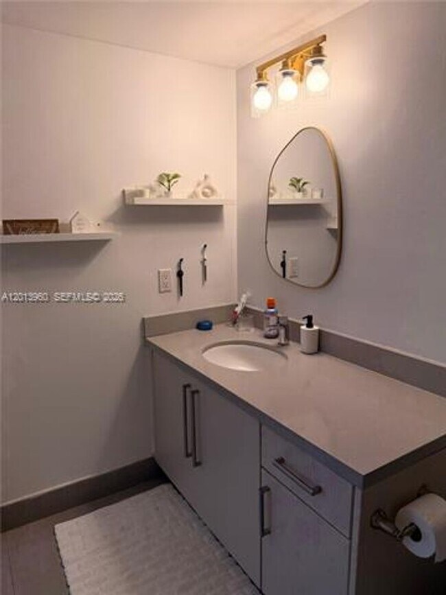 Building Photo - 1155 Brickell Bay Dr