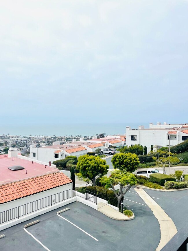 Building Photo - Tri-Level Seaview Condo with Amazing Ocean Views!