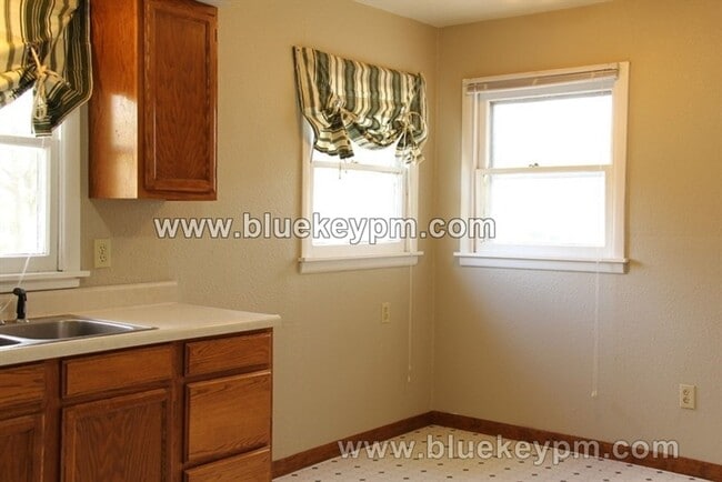 Building Photo - 2 Bed 1 Bath Home with Huge Bonus Room Nea...