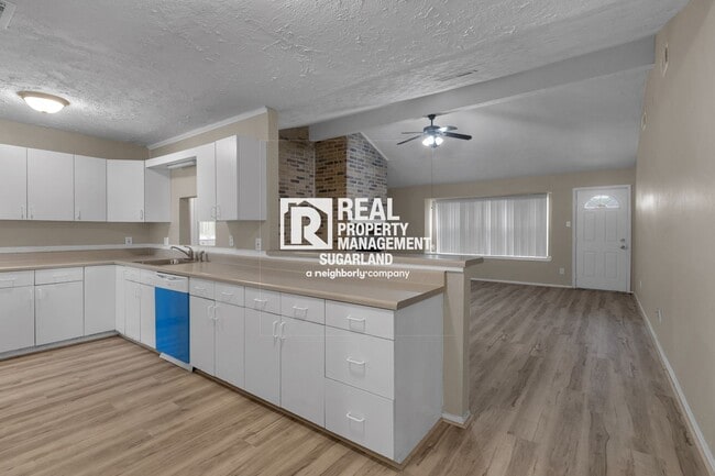 Building Photo - Charming Sugar Land Home: Modern Comfort & Great Location