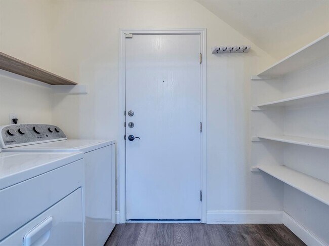 Building Photo - 804 Sheraton Ave