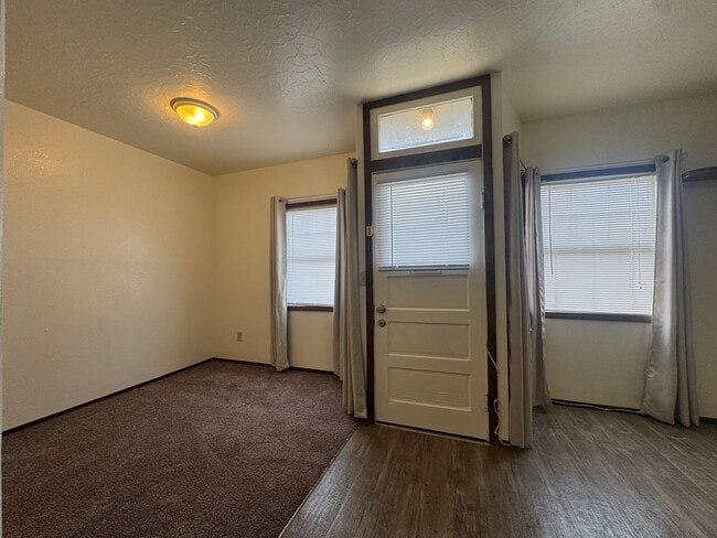 Building Photo - 6th &amp; N