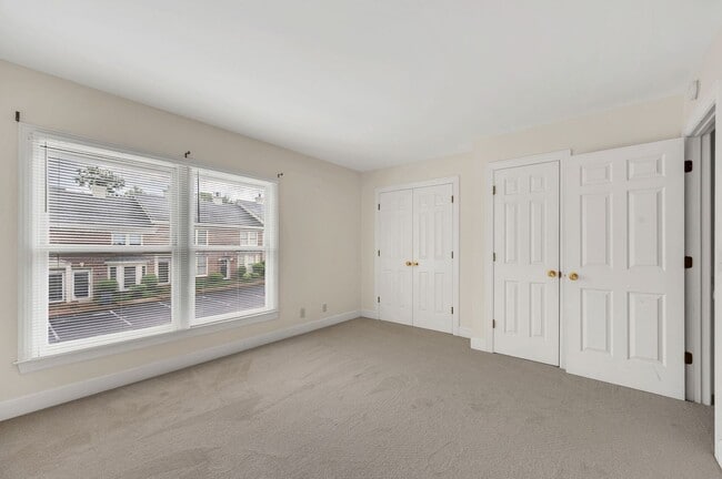 Building Photo - Awesome 2BE/2.5BA condo in Green Hills!