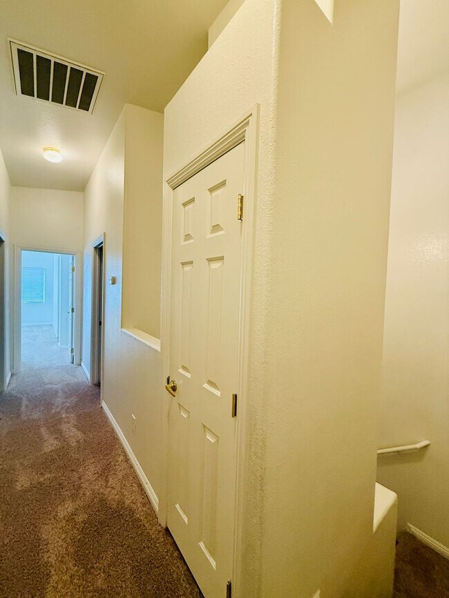 Building Photo - Great Spacious 3 bedroom Townhome Availabl...
