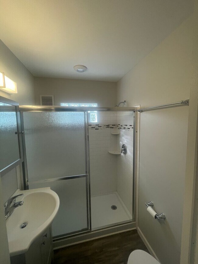 Building Photo - AVAILABLE NOW!! 4 Bed 1.5 Bath Home IN South Park