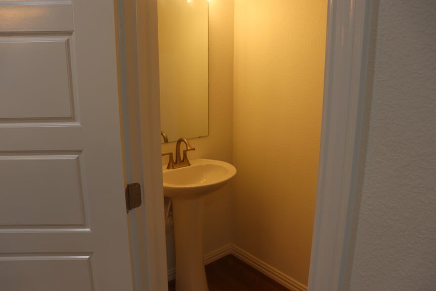 Half Bathroom - 5827 Grayson St