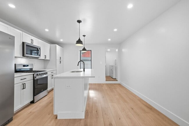 Building Photo - Luxury Rental - South Side Flats