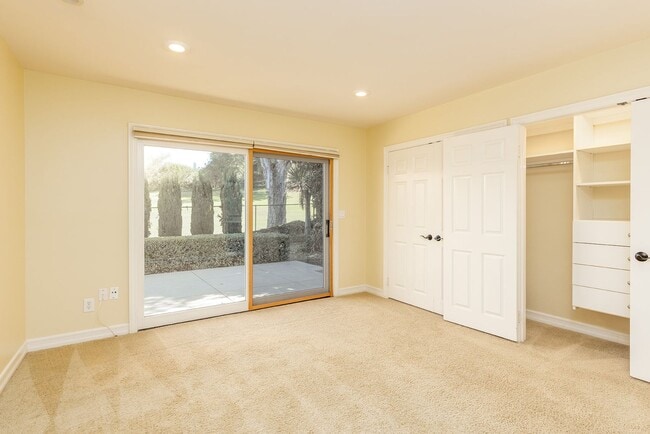 Building Photo - Spacious single level Home with A/C on the Golf Course!