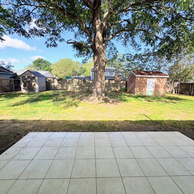 Building Photo - 949 Redwood Cir