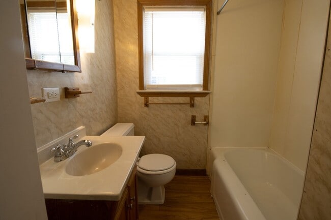 Building Photo - 2 bed 1 bath w loft