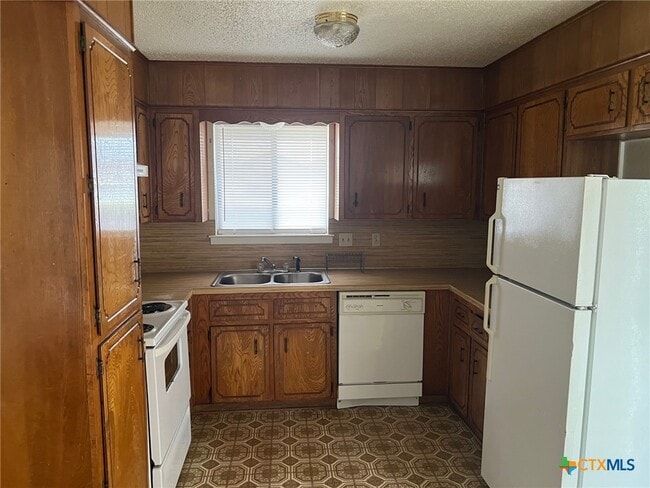 Building Photo - 2406 Shoemaker Dr