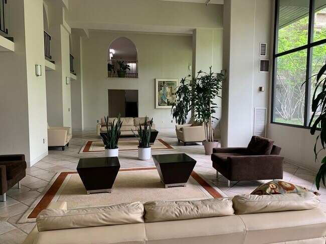 Building Photo - 1731 Beacon St