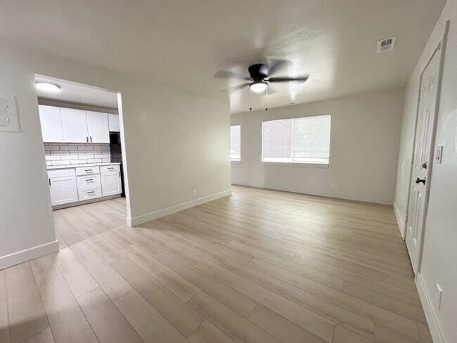 Building Photo - Beautiful 2 Bedroom 1 Bathroom Apartment *...