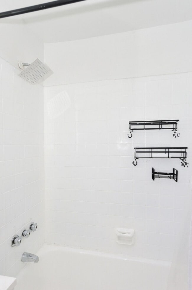 Building Photo - 388 W 38th St