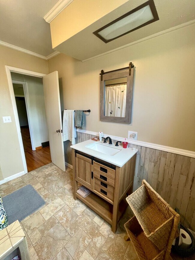 Building Photo - Furnished 3 bedroom/2bath close to Garden ...