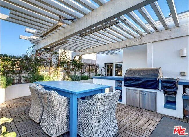 Building Photo - 129 Channel Pointe Mall