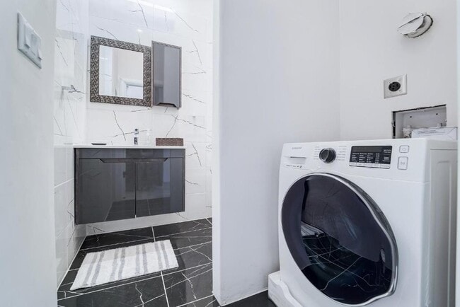 Building Photo - 1409 E M. Franklin Ave