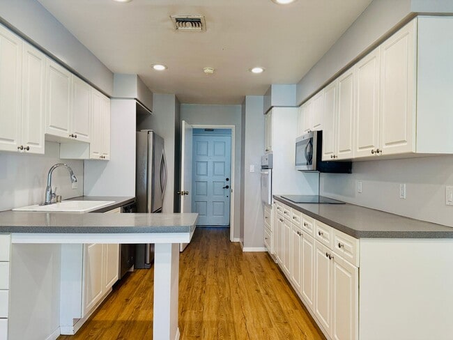 Building Photo - Classic McNeil Estates Ranch-style home-ALL UTILITIES, POOL AND LANDSCAPING INCLUDED WITH RENT!