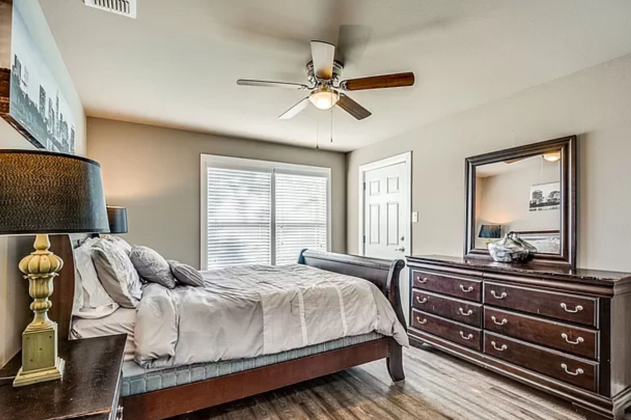 Building Photo - 730 S Mesquite Ave