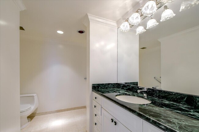 Building Photo - 2200 Sacramento St