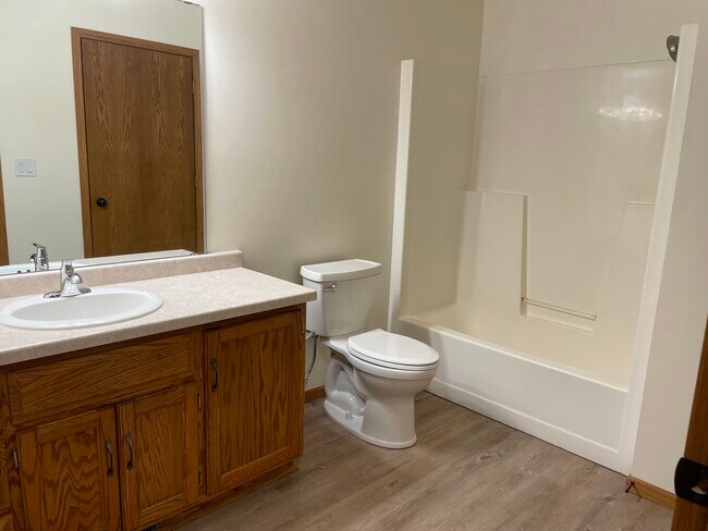 Upstairs bathroom - 1023 Rolling Meadows Dr