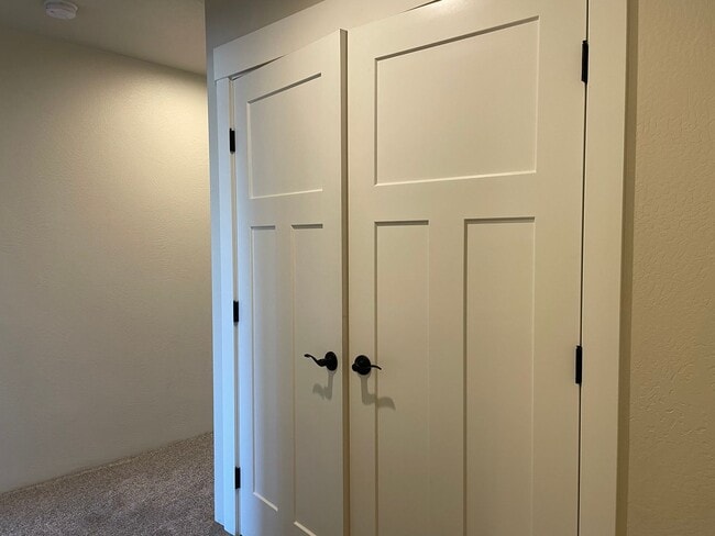 Building Photo - Gorgeous 4 Bedroom 2.5 Bath Home-A Must Se...