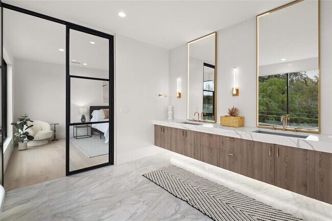 Building Photo - 2401 Oakhaven Cir