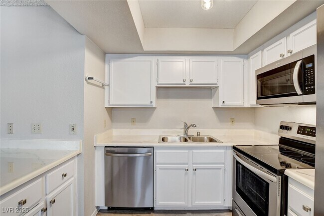 Building Photo - 2713 Otter Creek Ct