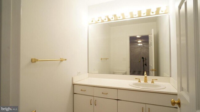 Building Photo - 10 E Lee St