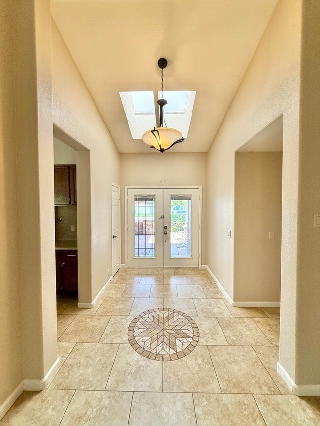Building Photo - Fabulous 3-Bedroom with Pool!!