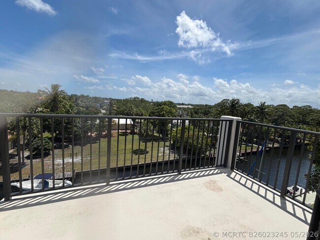 Building Photo - 900 River Reach Dr