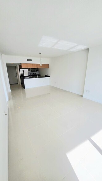 Building Photo - 1750 N Bayshore Dr