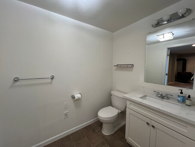 Building Photo - 3 Bedroom 2.5 Bath in Desirable Renton Fairwood Greens