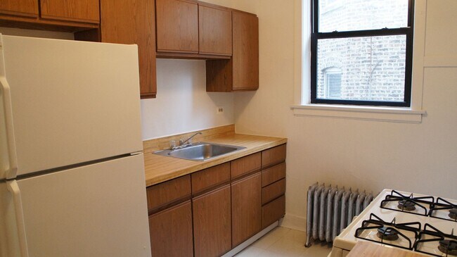 Building Photo - 2516 N Sawyer Ave